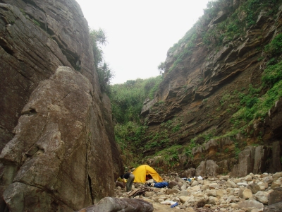 幸滝のテン場。奥に滝がある。
